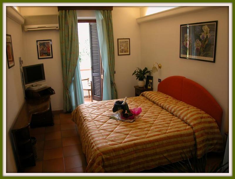 Hotel Ristorante Da Carlos Santa Maria Giudice エクステリア 写真